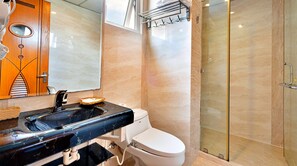 Superior-Doppelzimmer | Badezimmer | Dusche, Hydromassagedusche, Designer-Toilettenartikel, Haartrockner