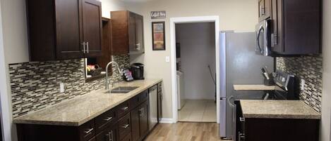 冷蔵庫、電子レンジ、オーブン、コンロ