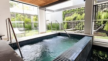 Appartement de base | Piscine | Piscine intérieure, parasols, chaises longues