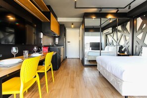 Ropa de cama de alta calidad, muebles diferentes y escritorio 