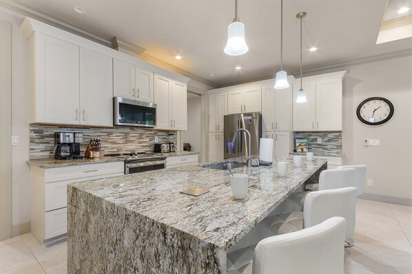 Kylskåp, mikrovågsugn, ugn och spishäll