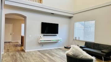 TV connectée, cheminée, jeux vidéo, baby-foot