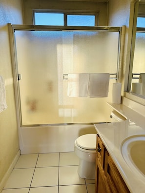 Jetted tub, hair dryer, towels, soap - Discover Turlock charm near California State University (Turlock)
