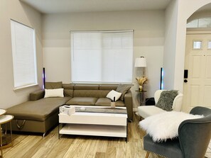 Smart TV, fireplace, video games, foosball - Discover Turlock charm near California State University (Turlock)
