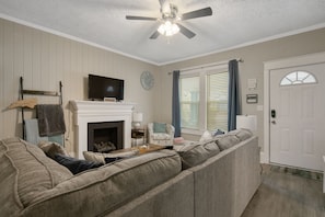 Smart TV, fireplace, books - Your Newest, Remodeled, and Fully-Furnished AirB&B in the Heart of Fayetteville! (Fayetteville)