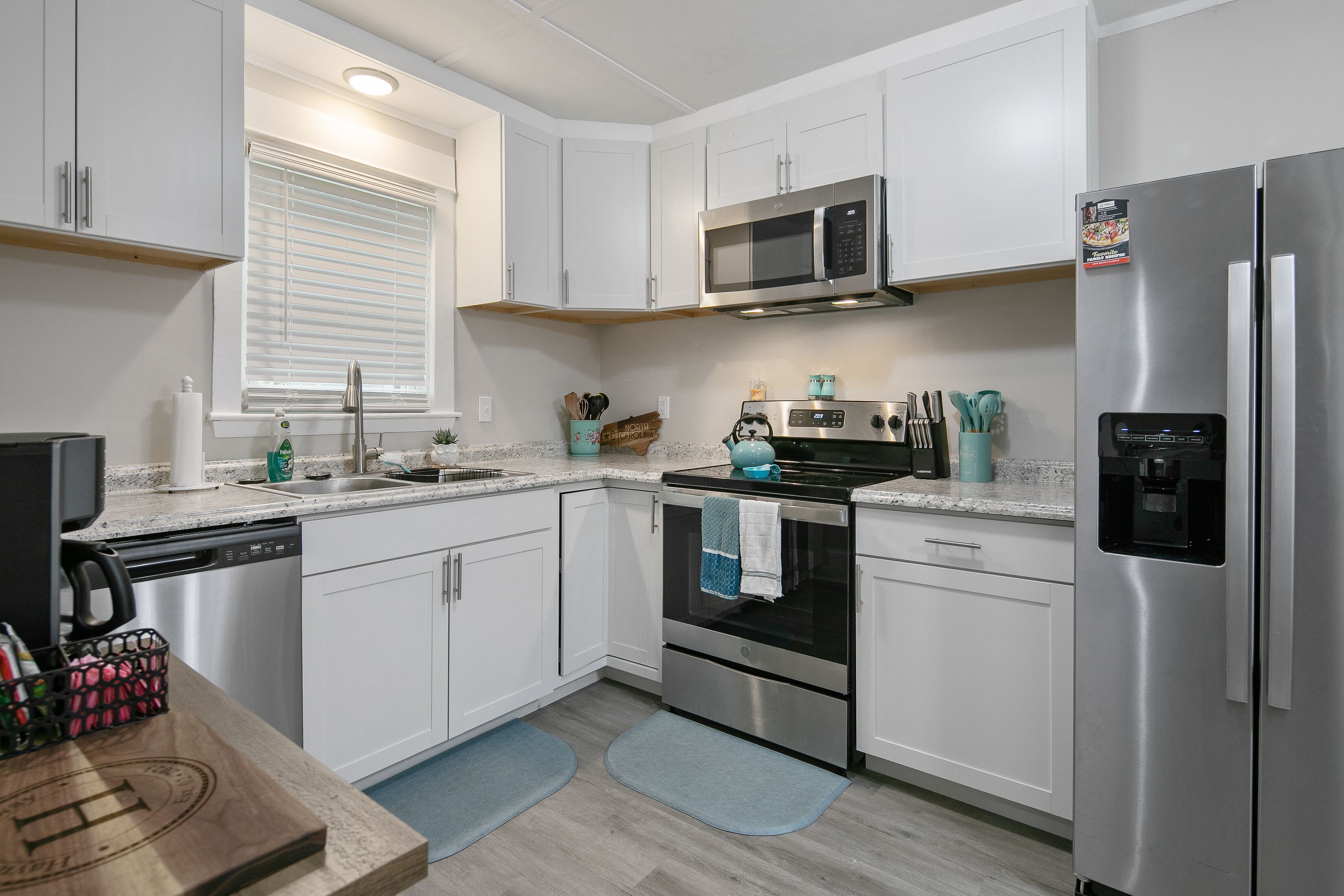 Geladeira, micro-ondas, fogão, cooktop