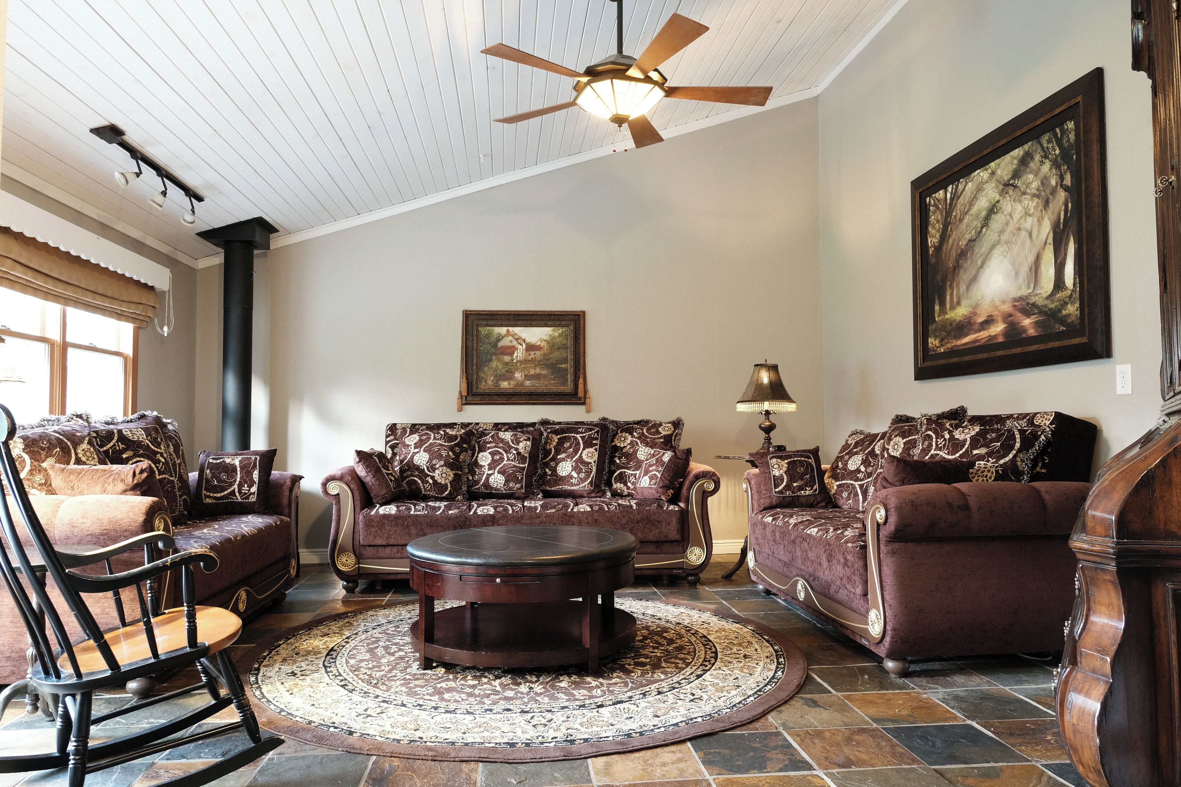 Smart TV, lettore DVD, libri, videoteca