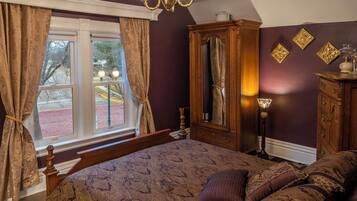 4 dormitorios, escritorio, tabla de planchar con plancha y cuna de viaje