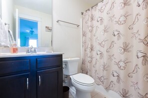 Dusche, Haartrockner, Handtücher, Shampoo