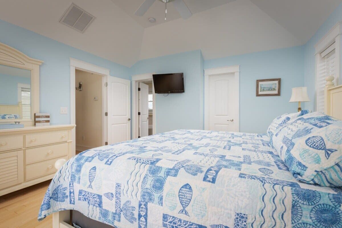 5 bedrooms, iron/ironing board, WiFi, bed sheets