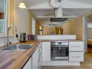 Kjøleskap, mikrobølgeovn, ovn og høy barnestol