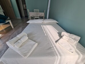 2 soveværelser, skrivebord, strygejern/strygebræt, weekendseng