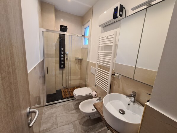 Shower, hair dryer, bidet, towels - Comfortable three-room apartment in the green of Milan near the subway and parking (Milano)