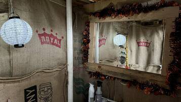 Douche, serviettes fournies, savon, shampoing