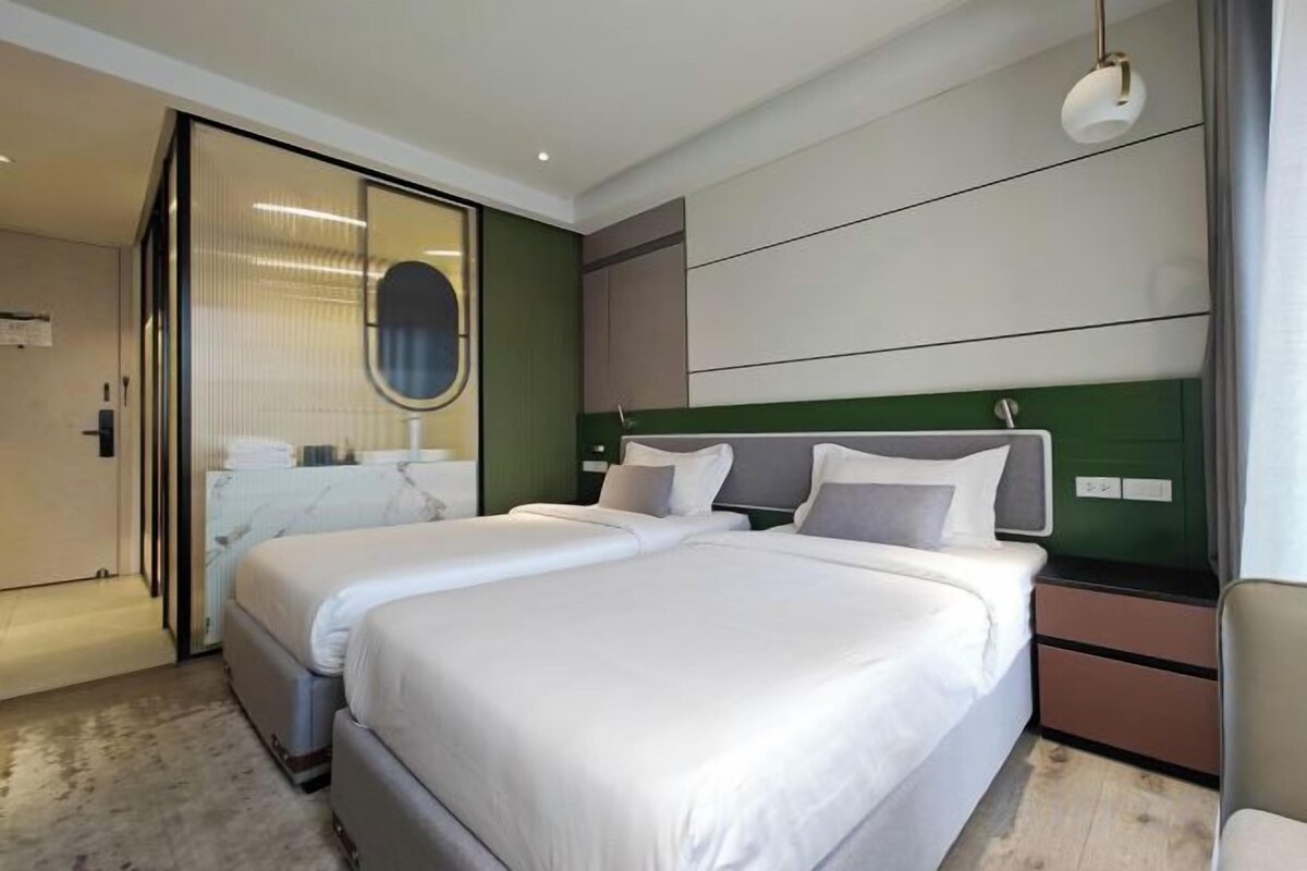 Minibar (free items), WiFi (free)