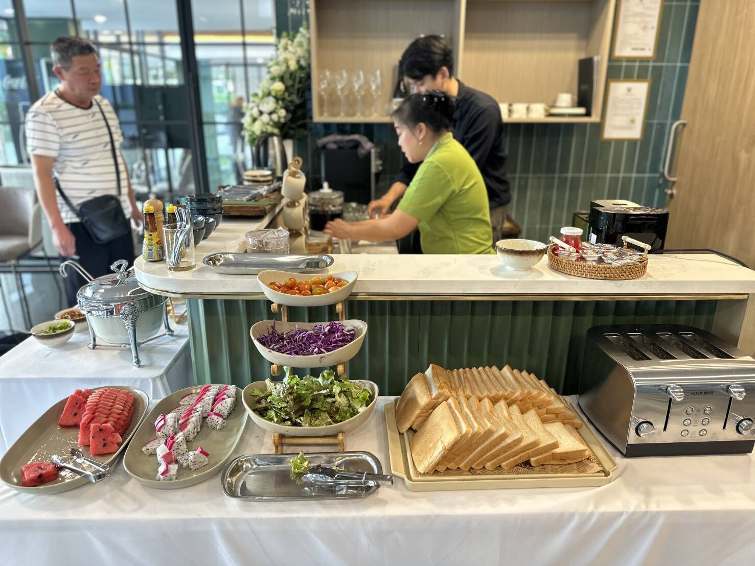 Ein reichhaltiges Buffet mit verschiedenen Speisen und einem Toaster.