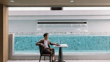 4 outdoor pools
