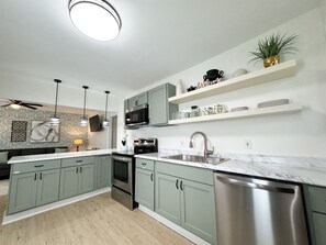 Kühlschrank, Mikrowelle, Ofen, Herdplatte