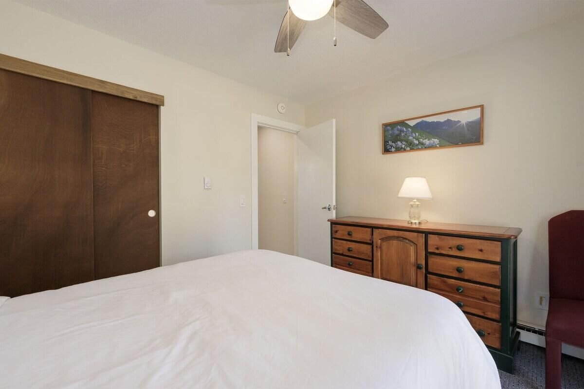 2 bedrooms, internet, bed sheets