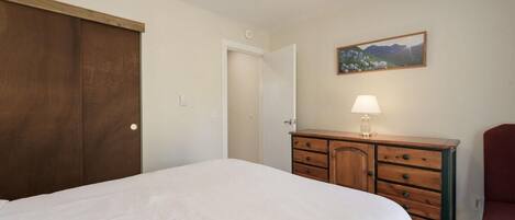 2 bedrooms, internet, bed sheets