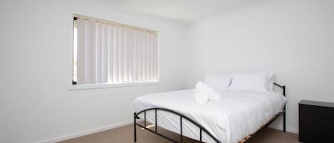 4 slaapkamers, een strijkplank/strijkijzer, gratis wifi, beddengoed
