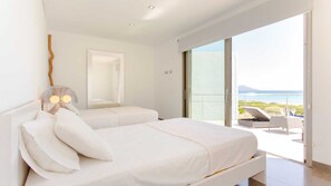 3 bedrooms, iron/ironing board, travel cot, free WiFi - La Playa - Seafront luxury in Playa de Muro (Alcudia)