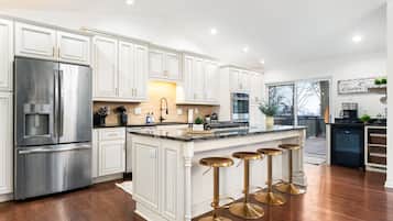 Frigorifero, microonde, forno, piano cottura