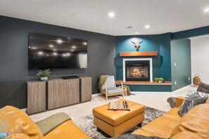 Una Smart TV, una chimenea, videojuegos, un futbolín