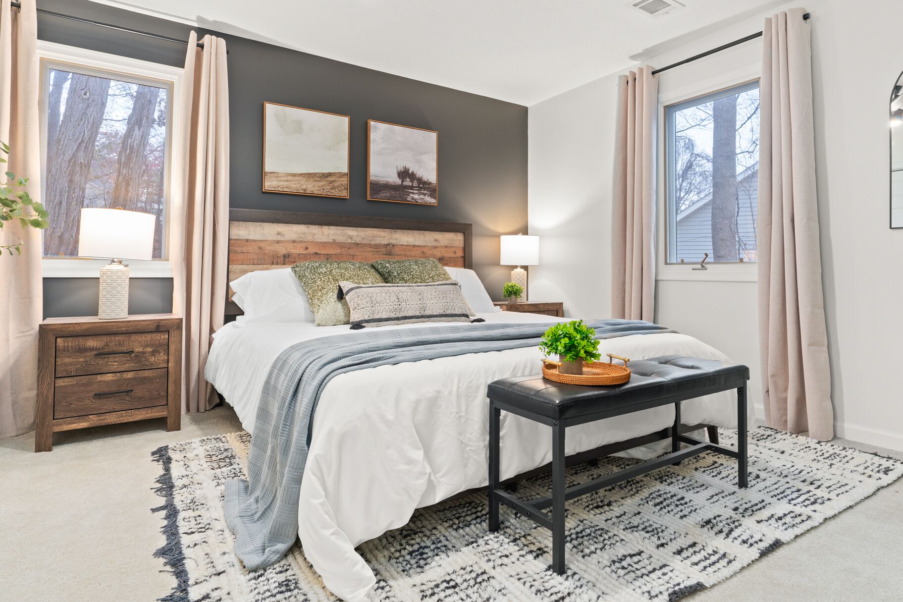 7 soverom, skrivebord, strykejern/-brett og reiseseng for barn