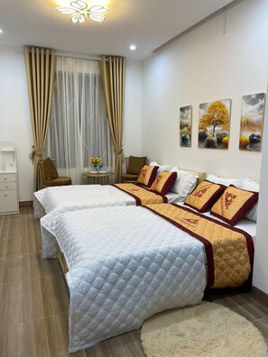 Kamar Double atau Twin Standar | Meja kerja, tirai kedap cahaya, kedap suara, dan setrika/meja setrika