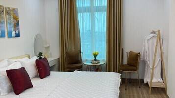 Habitación doble de diseñador | Escritorio, cortinas blackout y insonorización