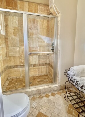 Jetted tub, bidet, towels, soap - Centrally Located, La Bella , is a well appointed home in a quiet neighborhood  (Tulsa)