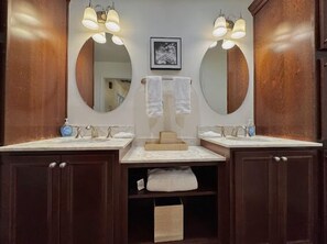 Baignoire à jets, bidet, serviettes fournies, savon