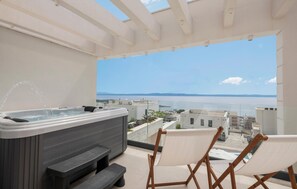 Outdoor spa tub - Nice home in Makarska with jacuzzi (Makarska)