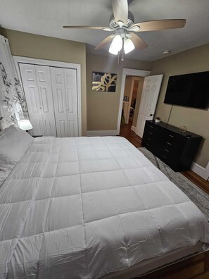 2 عدّة غرف نوم ومكواة/لوح كي وواي فاي وملاءات أسرّة