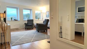 Fernseher, Tischtennisplatte, Stereoanlage