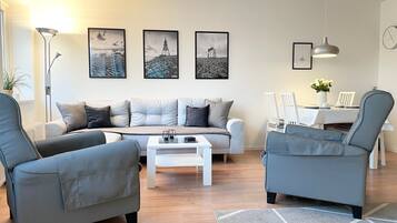 Tv, ett bordtennisbord och en stereo