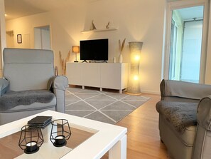 Una televisión, una mesa de tenis de mesa, un reproductor estéreo