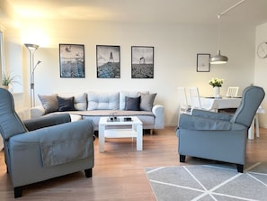 Tv, ett bordtennisbord och en stereo