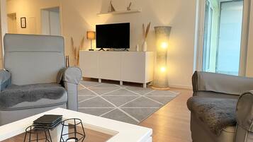 Tv, ett bordtennisbord och en stereo