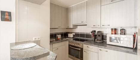 ثلاجة، ميكروويف، فرن، ماكينة لصنع القهوة/الشاي