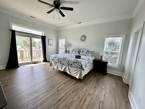 6 habitaciones, escritorio y tabla de planchar con plancha 