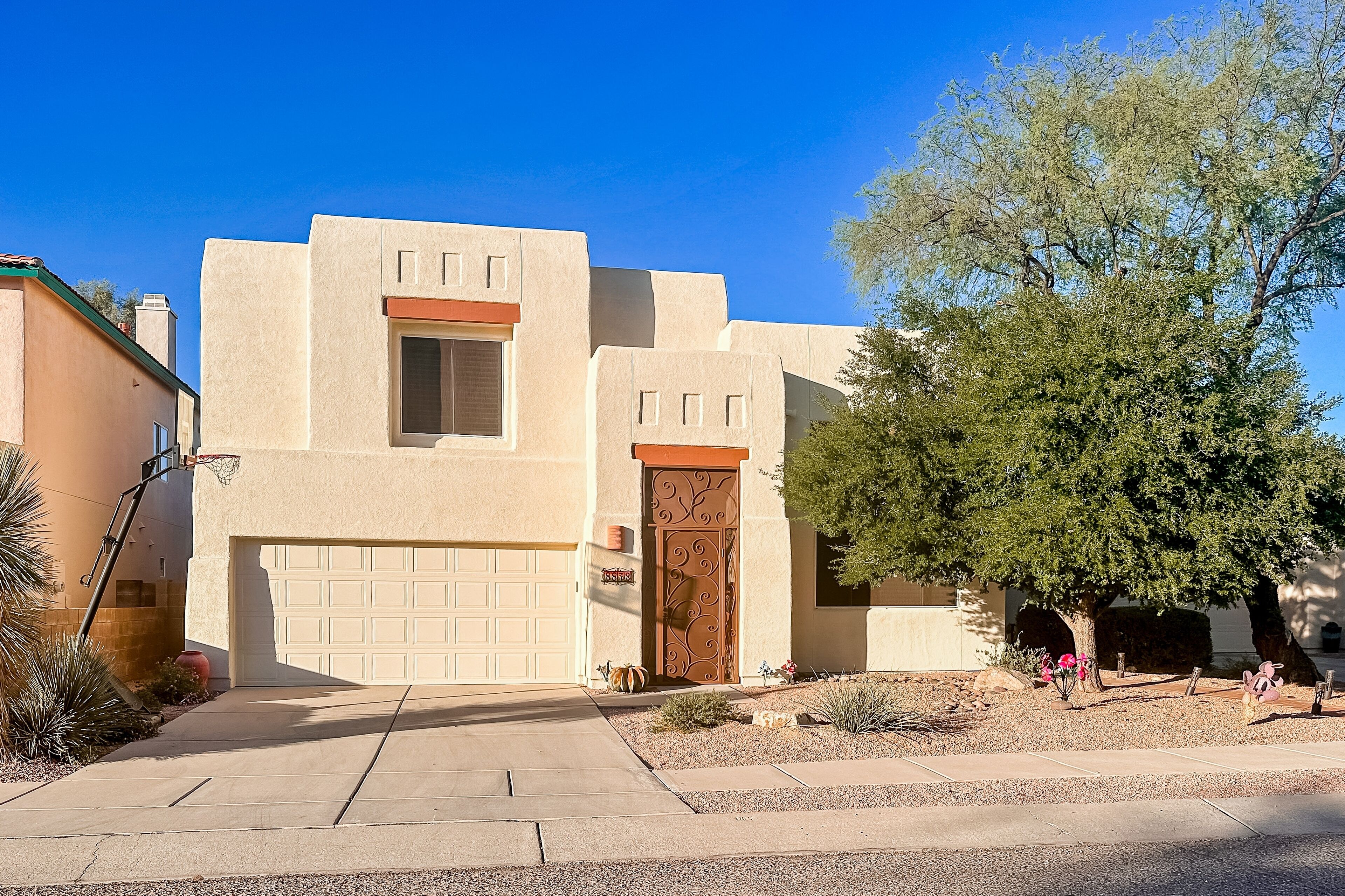 Mountain-view home with enclosed yard, hot tub, outdoor dining, patio, & W/D