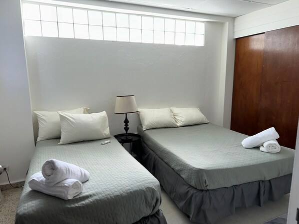 16 bedrooms, WiFi, bed sheets - Large high rise with over 35 Beds (San Juan)