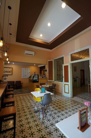 供应午餐和晚餐