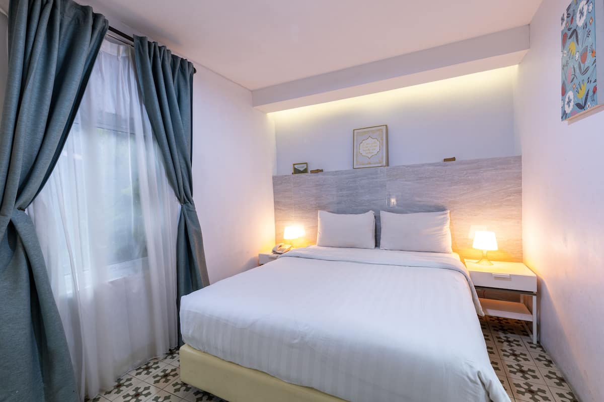 Deluxe Double or Twin Room | Desk, WiFi (free), bed sheets