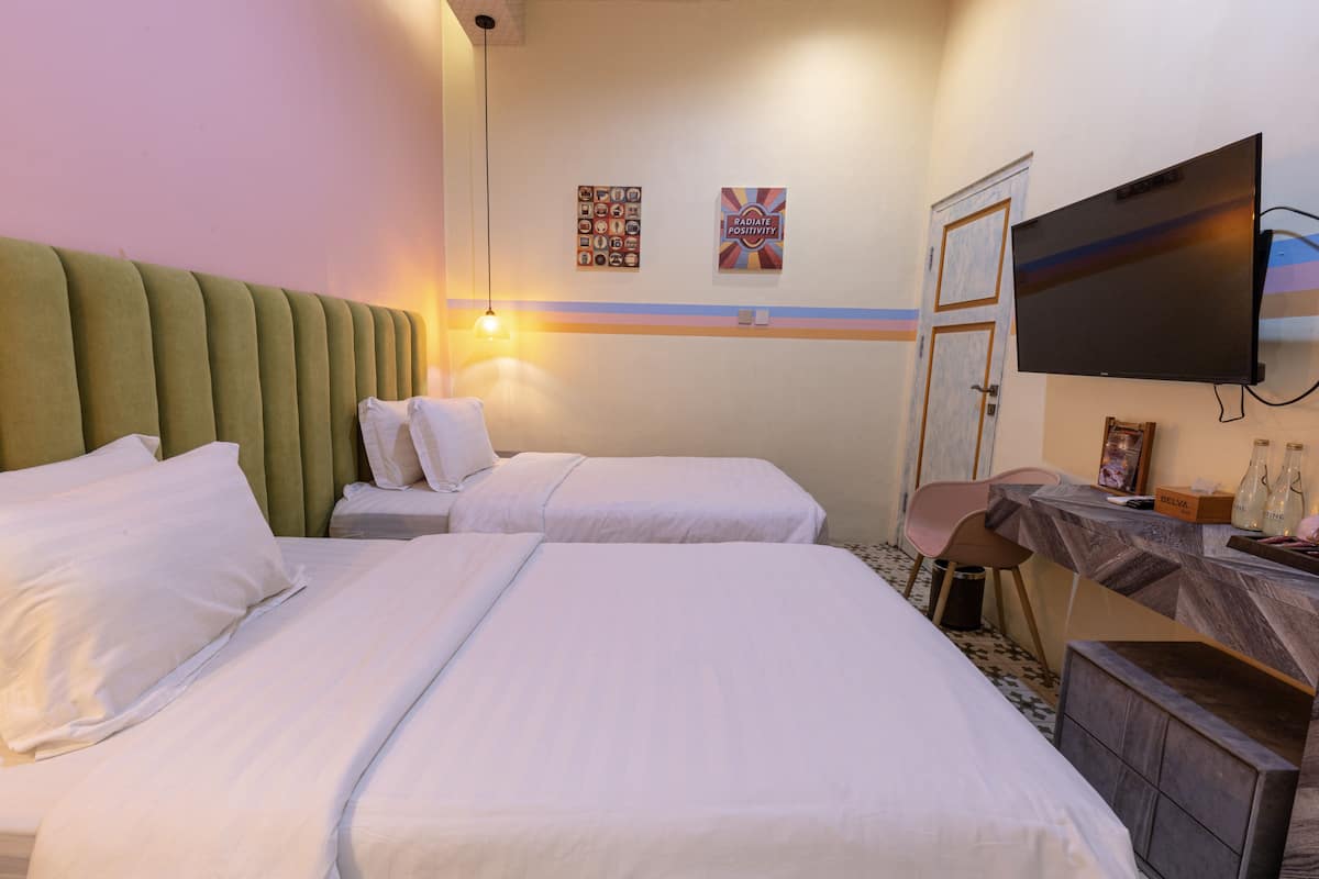 Junior Twin Room | Desk, WiFi (free), bed sheets