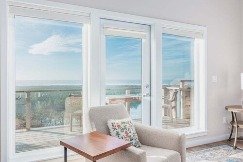 Kingfisher-Amazing views, lux home, hot tub, and clubhouse in Pacific City.