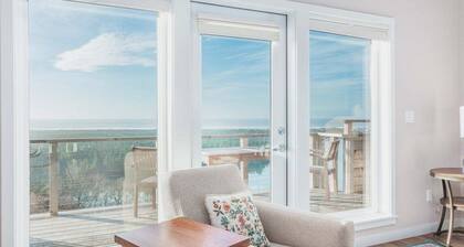 Kingfisher-Amazing views, lux home, hot tub, and clubhouse in Pacific City.