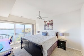 3 bedrooms, iron/ironing board, Internet, bed sheets - Effortless lakefront condo with pool, balcony, grill, fireplace, & beach gear (Lake Ozark)